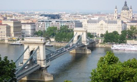 Kettenbrücke mit Palais Gresham und St.-Stephans-Basilika - ©2008 by BRUNELIK.AT Kettenbrücke mit Palais Gresham und St.-Stephans-Basilika - ©2008 by BRUNELIK.AT